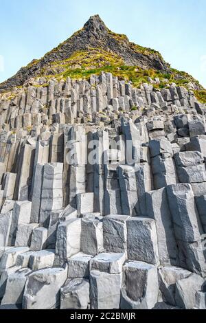 Dramatische Basaltsäulen auf einem Berg in der Nähe von Vik, Island Stockfoto