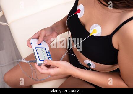 Frau Holter Monitor Gerät für die tägliche Überwachung der Ein Elektrokardiogramm Stockfoto