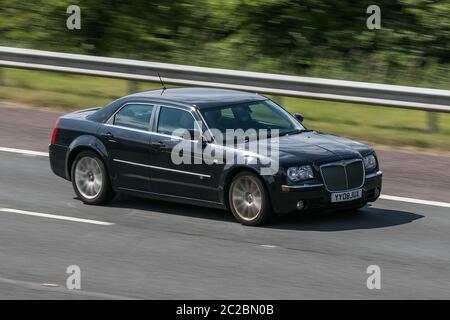 2008 Black Chrysler 300C SRT Design Auto; Autos fahren Fahrzeug auf britischen Straßen, Motoren, Fahren auf der Autobahn M6 Stockfoto