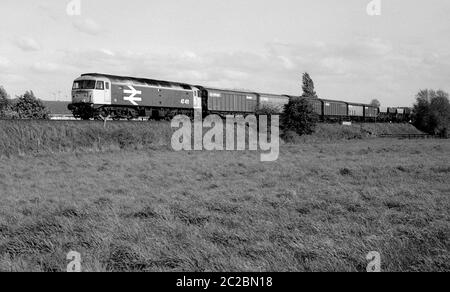 Die Diesellokomotive der Baureihe 47 Nr. 47411 zieht einen Güterzug von Oxford nach Bescot Speedlink in der Nähe von Old Milverton, Warwickshire, England, Großbritannien. Mai 1986. Stockfoto