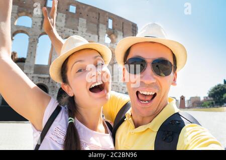 Paar unter Selfie Vor dem Kolosseum, Rom, Italien Stockfoto