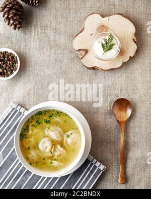 Ukrainische und russische Nationalgericht Pelmeni Knödel mit Fleisch und Sahne auf dem Tisch im Landdorf Haus. Stockfoto