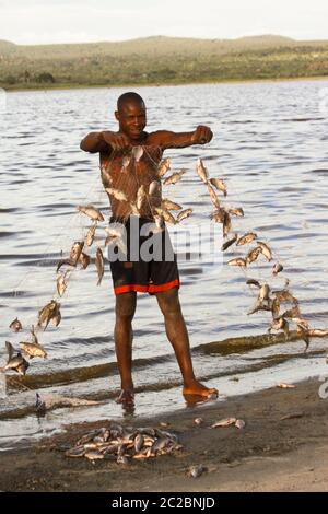 Afrika, Tansania, Lake Eyasi Nationalpark Angeln im See Stockfoto