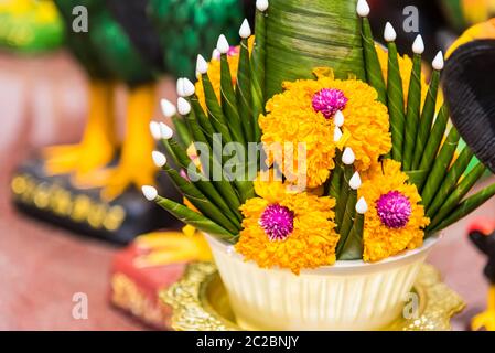 Bunte Blumen Dekoration in Religion Zeremonie Stockfoto