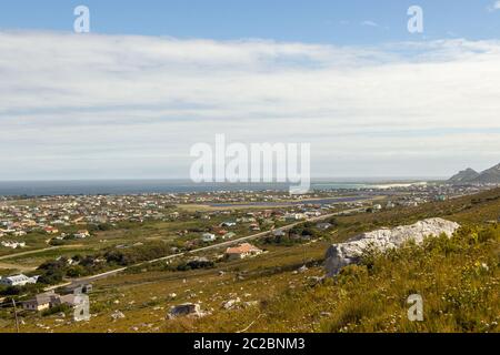 Blick auf Betty's Bay von den Bergen hinter der Stadt, Western Cape, Südafrika Stockfoto