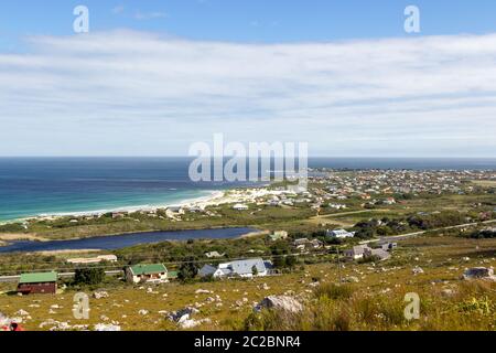 Blick auf Betty's Bay von den Bergen hinter der Stadt, Western Cape, Südafrika Stockfoto