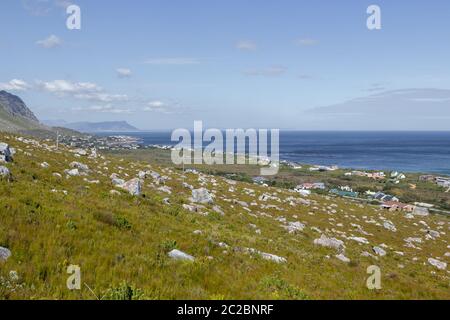 Blick auf Betty's Bay von den Bergen hinter der Stadt, Western Cape, Südafrika Stockfoto