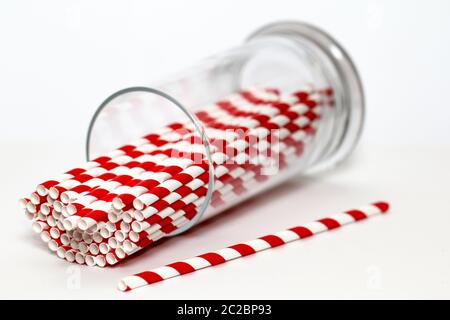 Bunte Strohhalme in einem Becher Stockfoto