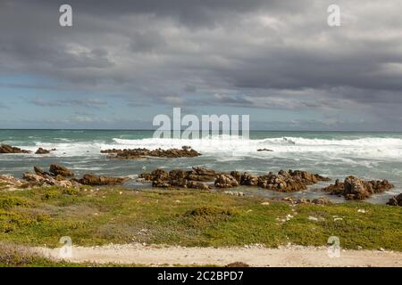 Blick auf das Meer vom Hermanus Cliff Path, Hermanus, Western Cape, Südafrika Stockfoto