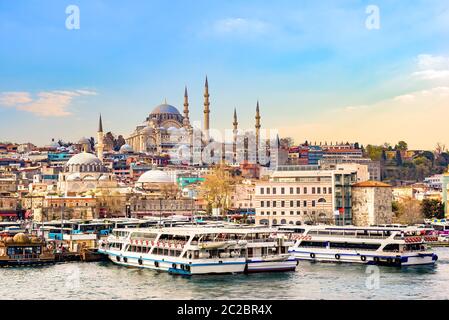 Süleymaniye Camii, die berühmte Moschee auf das Goldene Horn und touristischen Boote bei Sonnenuntergang in Istanbul, Türkei Stockfoto