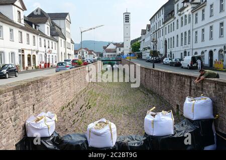 Bad Karlshafen, Deutschland. Juni 2020. Junge Wasserpflanzen ragen aus dem Kiesbett des Abzweigkanals des Hafenbeckens Bad Karlshafen heraus. Mit der Pflanzkampagne in der leeren Bucht vom Diemel zum Becken will die nordhessische Stadt das Algenproblem ihres neuen Hafens in den Griff bekommen. Quelle: Uwe Zucchi/dpa/Alamy Live News Stockfoto