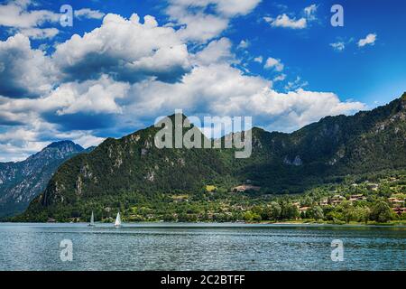 Tolle Aussicht auf die wunderschöne Landschaft der Idrosee in der Provinz Brescia, Lombardei, Italien. Malerische kleine Stadt mit traditionellen Häusern und dem klaren, blauen Wasser. Summe Stockfoto