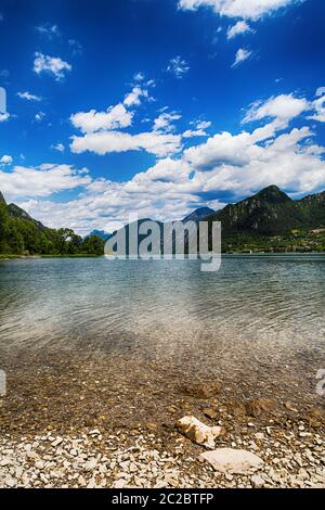 Tolle Aussicht auf die wunderschöne Landschaft der Idrosee in der Provinz Brescia, Lombardei, Italien. Malerische kleine Stadt mit traditionellen Häusern und dem klaren, blauen Wasser. Summe Stockfoto