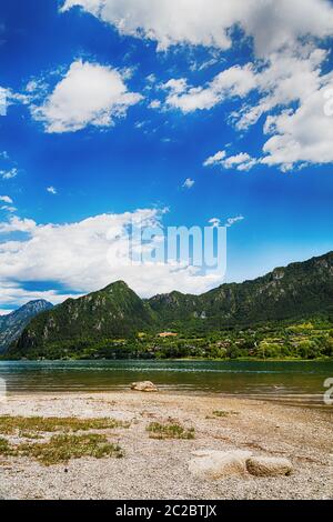 Tolle Aussicht auf die wunderschöne Landschaft der Idrosee in der Provinz Brescia, Lombardei, Italien. Malerische kleine Stadt mit traditionellen Häusern und dem klaren, blauen Wasser. Summe Stockfoto