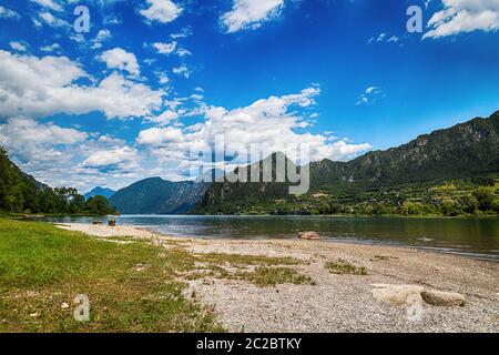 Tolle Aussicht auf die wunderschöne Landschaft der Idrosee in der Provinz Brescia, Lombardei, Italien. Malerische kleine Stadt mit traditionellen Häusern und dem klaren, blauen Wasser. Summe Stockfoto