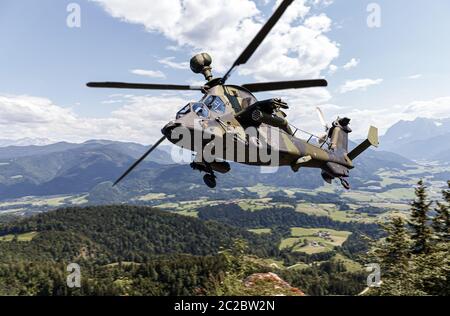 Deutscher Angriffshubschrauber fliegt über deutsche Landschaft Stockfoto