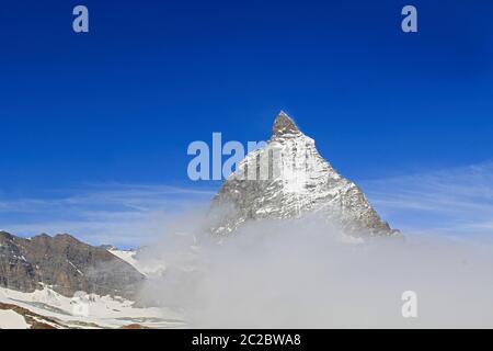 Matterhorn. Die Höhe des Gipfels beträgt 4478 Meter. Blick von der Schweizer Stadt Zermatt auf einen Su Stockfoto