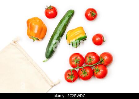 Kreatives Layout von Tomaten, Gurken, Paprika und Baumwolle wiederverwendbaren Beutel. Stockfoto