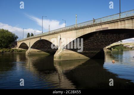 Maxwell Ayrton's Twickenham Bridge an der Themse, London, Großbritannien Stockfoto