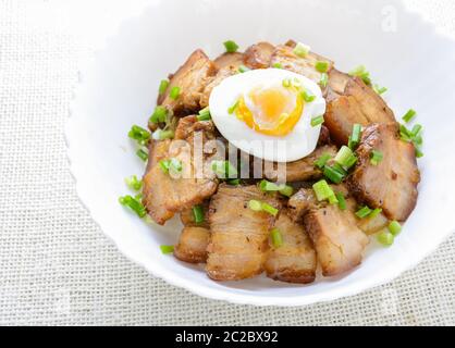 Schüssel Reis garniert mit geschmorten Schweinebauch und gekochtem Ei, Japanischen genannt Kakuni-Don Stockfoto