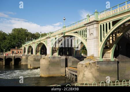 Nahaufnahme von Richmond Lock und Fußgängerbrücke auf der Themse in London, England, Großbritannien Stockfoto