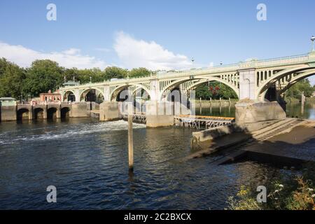 Die Richmond Lock and Weir der Port of London Authority an der Themse in London, Großbritannien Stockfoto