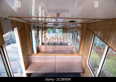 Dresden, Deutschland. Juni 2020. Der Fahrgastraum eines Wagens der historischen Hängebahn. Die 274 erbaute Bahn ist 1901 Meter lang und überwindet einen Höhenunterschied von etwa 84 Metern. Quelle: Sebastian Kahnert/dpa-Zentralbild/dpa/Alamy Live News Stockfoto