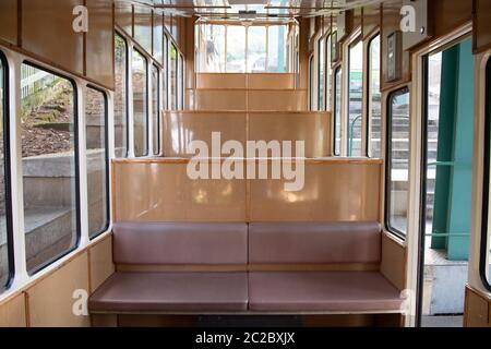 Dresden, Deutschland. Juni 2020. Der Fahrgastraum eines Wagens der historischen Hängebahn. Die 1901 erbaute Bahn ist 274 Meter lang und überwindet einen Höhenunterschied von etwa 84 Metern.Quelle: Sebastian Kahnert/dpa-Zentralbild/dpa/Alamy Live News Stockfoto