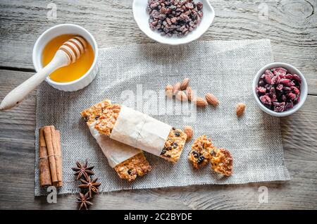 Selbstgemachte Granola Bars auf den Sack Stockfoto