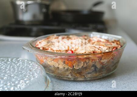 Reisgericht mit Gemüse, mit Tomaten und Soße auf top eingerichtet. Frisch gebackene Hausgemachte Mischung aus Gemüse. Appetitanregende Teller mit Tomaten in einer cremigen sau Stockfoto