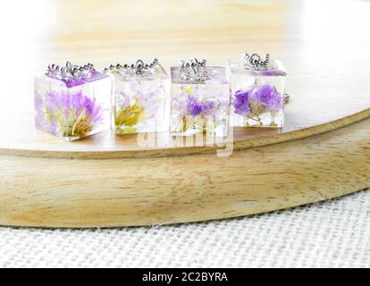 Getrocknete Blumen in kristallklarem Harz Anhänger Halskette, Anhänger mit echten Blumen. Stockfoto