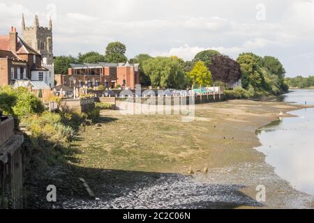 Ebbe auf der Themse in Old Isleworth, London, Großbritannien Stockfoto