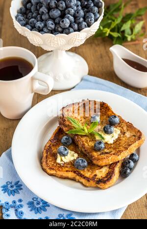 Französischer Toast mit frischen Blaubeeren und Ahornsirup Stockfoto