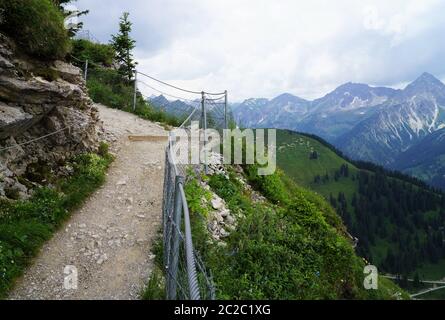 Weg in den Alpen mit gefährlichen Schlechtwetter Stockfoto