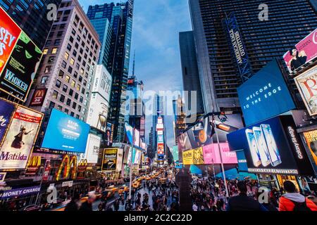 Frühjahr April 2015 Sonnenuntergang in Zeiten Suqare Manhattan, New York, USA Stockfoto