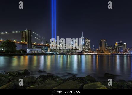 9/11 Tribut in Lichtern an der Brooklyn Bridge und Lower Manhattan Skyline, New York, United States Stockfoto