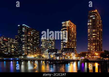 Sonnenuntergang am River Side in Long Island City, Queens New York USA Stockfoto