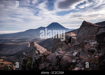 Blick auf den Mount Ngauruhoe, der als Mt Doom in den Herr der Ringe Filmen verwendet wird, im Tongariro Nationalpark auf Neuseelands Nordinsel. Stockfoto