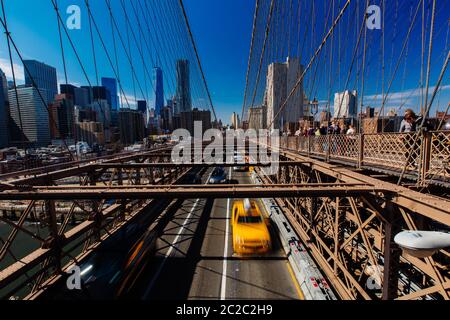 Frühjahr April 2015 Brooklyn Bridge Verkehr mit yellow cab und Leute, New York, United States Stockfoto