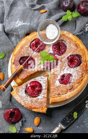 Hausgemachte Pflaumenkuchen mit Mandel frangipane. Stockfoto