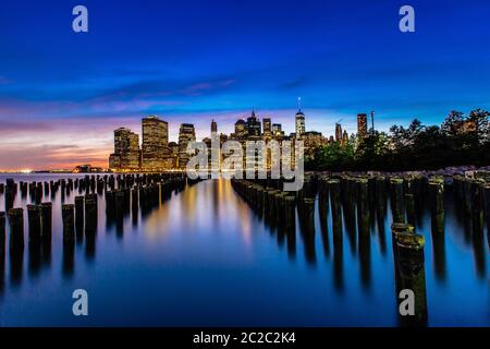 Sonnenuntergang auf Lower Manhattan Skyline, New York, United States