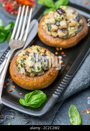 Hausgemachte gebackene gefüllte Champignons. Stockfoto