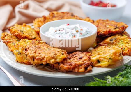 Zucchini-Pfannkuchen mit Joghurtsauce. Stockfoto