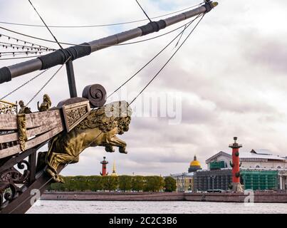 Löwe von Prow von Fregat Blagodat Segelschiff mit Blick auf rostrale Säulen über Neva Fluss, St. Petersburg, Russland Stockfoto