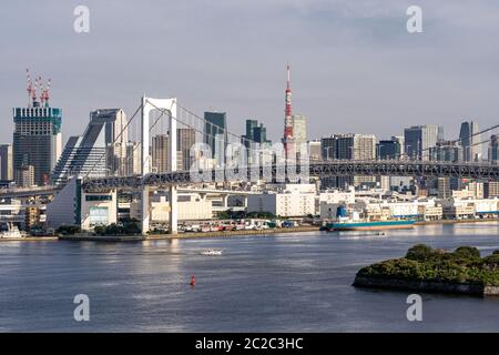 Luftaufnahme von Tokio skylines mit Rainbow Bridge und Tokyo Tower über die Tokyo Bay tagsüber vom Bahnhof Odaiba in Tokyo City Kanto Japan. Stockfoto