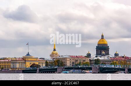 Blick auf das Admiralty Building, die Isaakskathedrale und die Dvortsovyy Brücke über den Newa Fluss, St. Petersburg, Russland Stockfoto