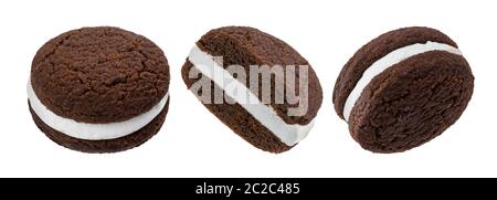 Schokolade sandwich Cookies, gebackene Kekse, gefüllt mit Milch Creme auf weißem Hintergrund Stockfoto