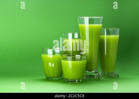 Grüner Saft auf grünem Hintergrund mit Kopie Platz für Text, frischen Apfel und Sellerie cocktail Stockfoto