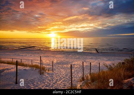 Strandeingang bei einem wunderschönen violetten Sonnenuntergang. Stockfoto