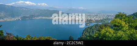 Arial Blick auf Pokhara Stadt, den See Phewa und die Himalaya-Range in Nepal Stockfoto